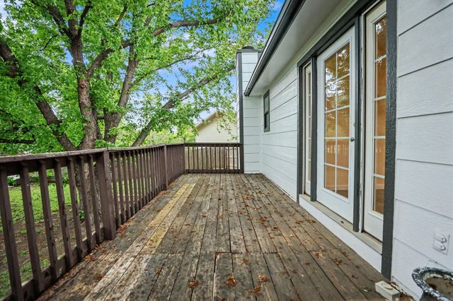 310 Valleyview Ct, Andover, KS 67002