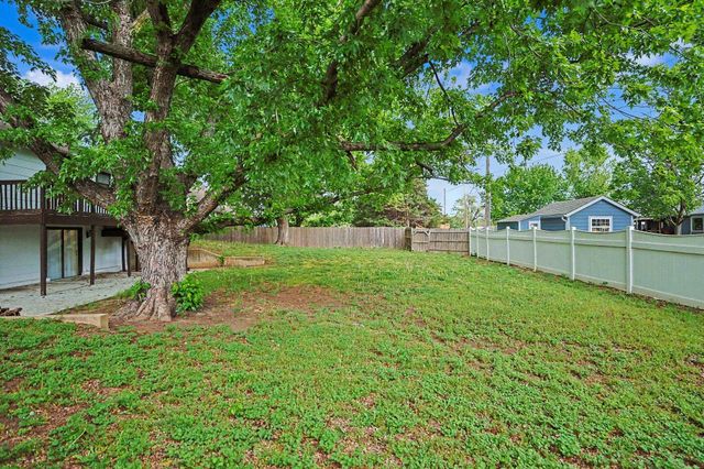 310 Valleyview Ct, Andover, KS 67002