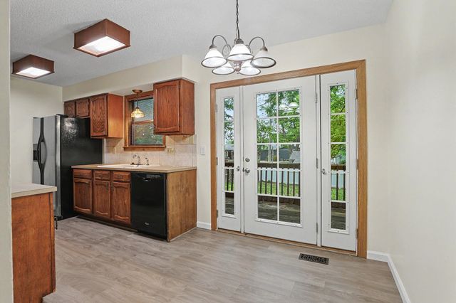 310 Valleyview Ct, Andover, KS 67002