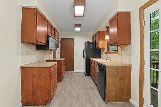 310 Valleyview Ct, Andover, KS 67002