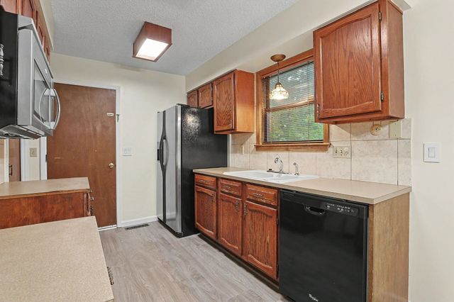 310 Valleyview Ct, Andover, KS 67002