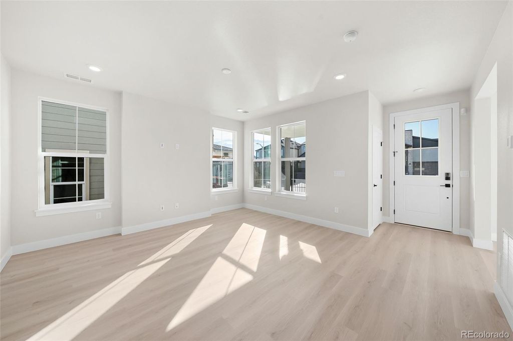 Image 7 of property listing at 7361 Goldbloom Lane, Littleton, CO 80125