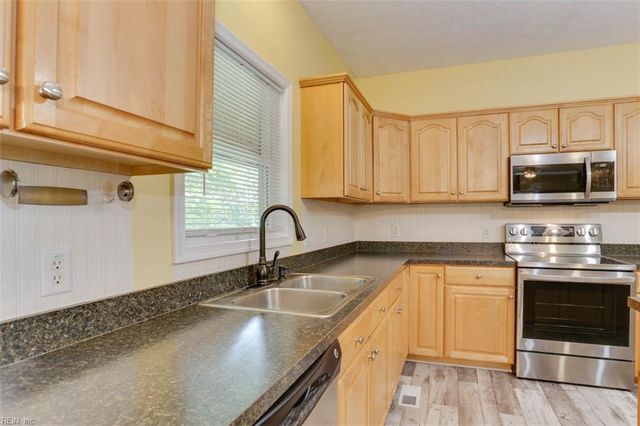 31 Ashe Meadows DR, Hampton, VA 23664