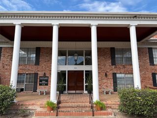 2824 Briarhurst Drive 9, Houston, TX 77057
