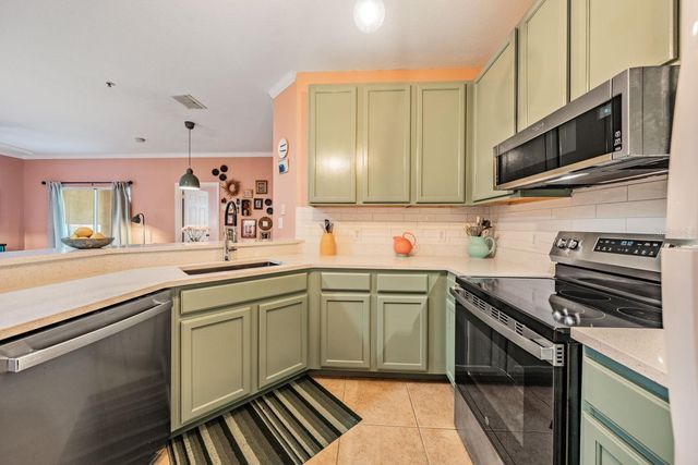 10103 COURTNEY OAKS CIRCLE 103, Tampa, FL 33619