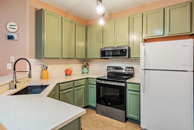 10103 COURTNEY OAKS CIRCLE 103, Tampa, FL 33619