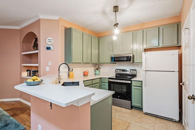 10103 COURTNEY OAKS CIRCLE 103, Tampa, FL 33619