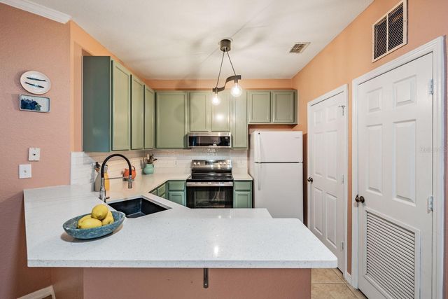 10103 COURTNEY OAKS CIRCLE 103, Tampa, FL 33619