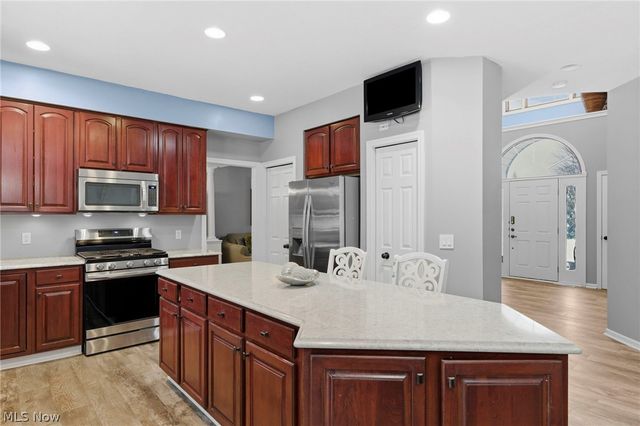 8412 Windsor Way, Broadview Heights, OH 44147