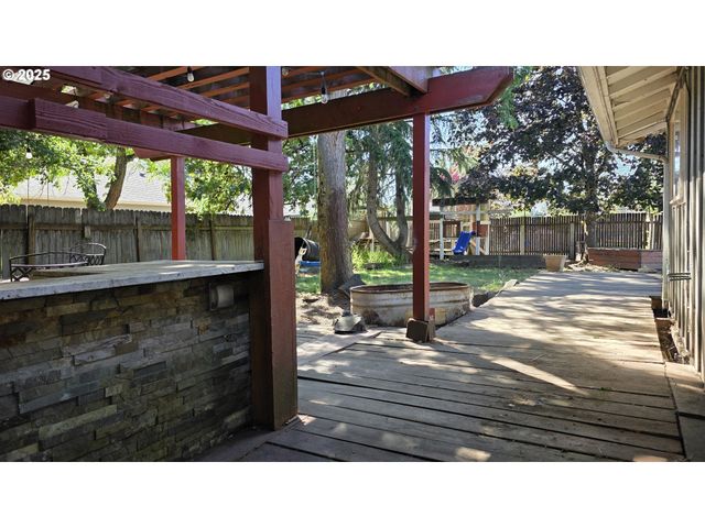 551 PANDA Loop, Eugene, OR 97401