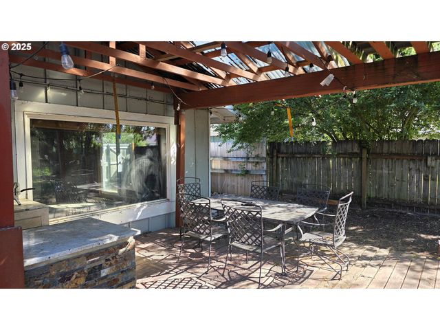 551 PANDA Loop, Eugene, OR 97401