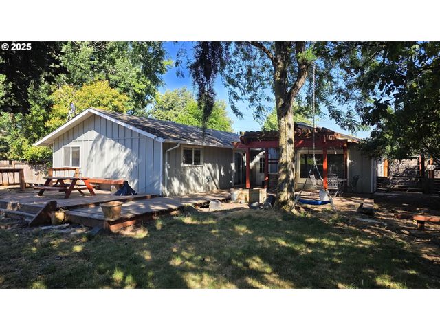 551 PANDA Loop, Eugene, OR 97401