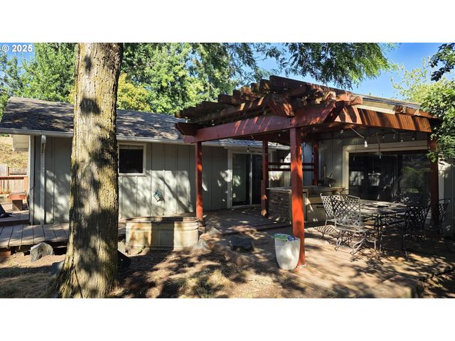 551 PANDA Loop, Eugene, OR 97401
