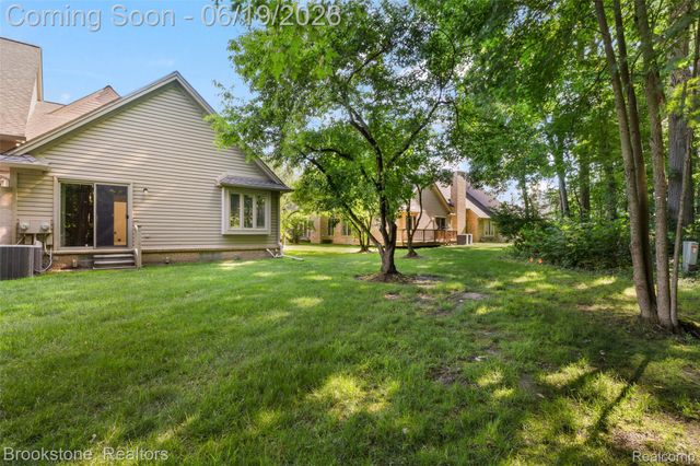 16981 Sandstone Circle 74, Macomb Township, MI 48042
