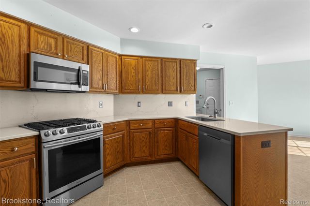 16981 Sandstone Circle 74, Macomb Township, MI 48042