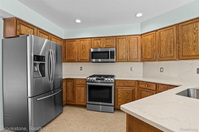 16981 Sandstone Circle 74, Macomb Township, MI 48042