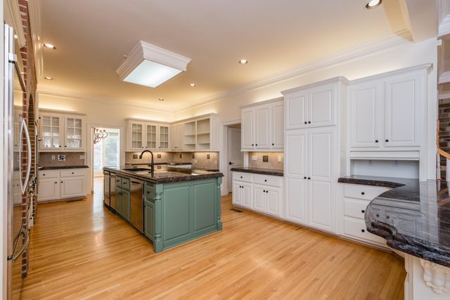 18 Chenal Cir, Little Rock, AR 72223