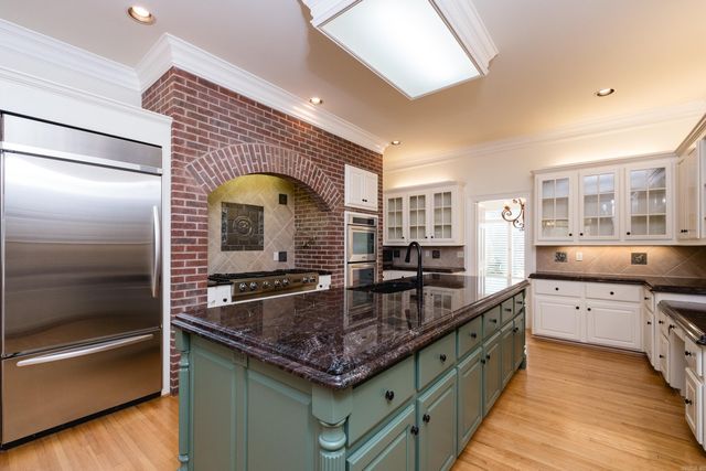 18 Chenal Cir, Little Rock, AR 72223