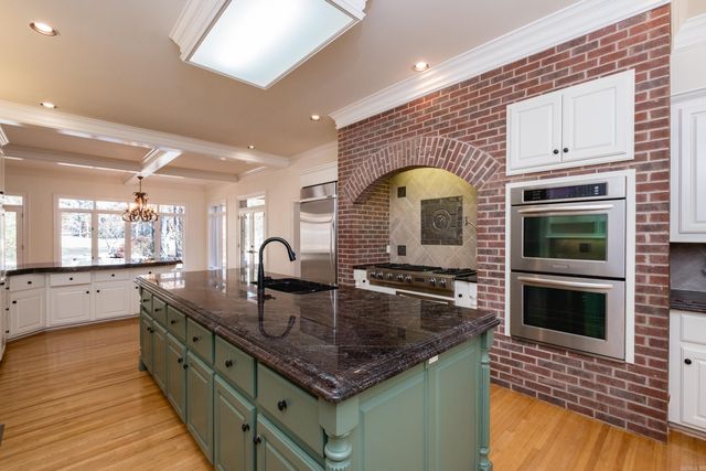 18 Chenal Cir, Little Rock, AR 72223