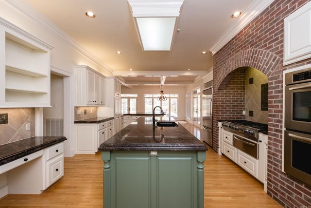 18 Chenal Cir, Little Rock, AR 72223