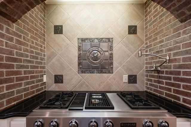 18 Chenal Cir, Little Rock, AR 72223