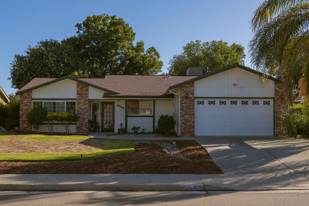 831 Redwood Lane, Lemoore, CA 93245