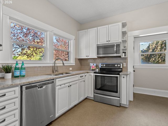 2433 N EMERSON St, Portland, OR 97217