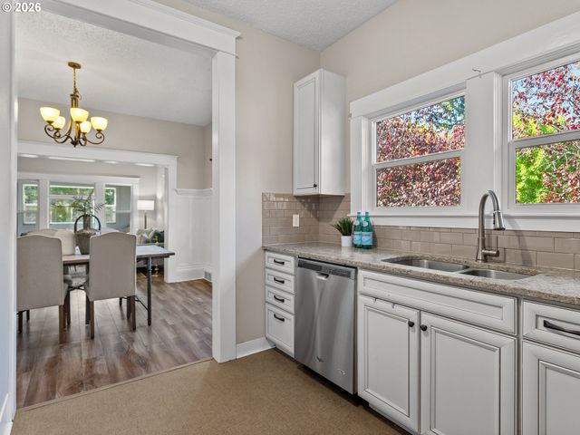 2433 N EMERSON St, Portland, OR 97217