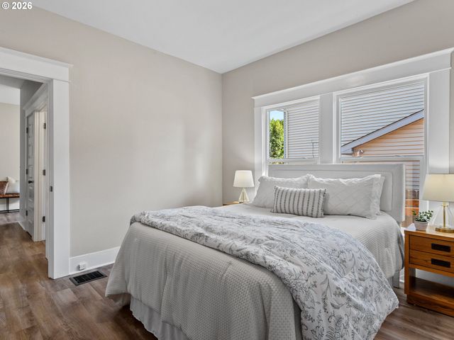 2433 N EMERSON St, Portland, OR 97217