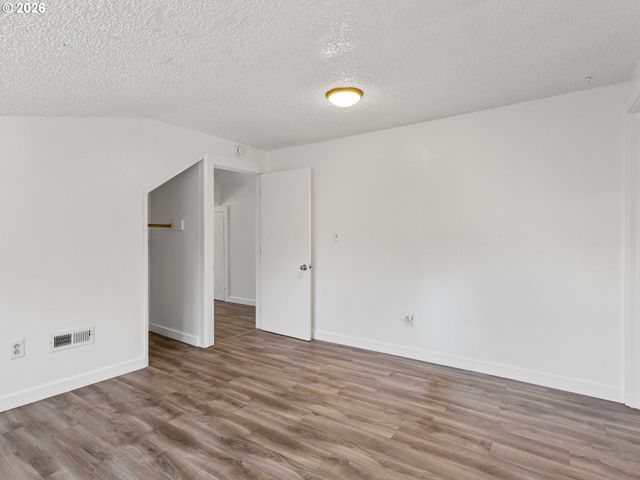 2433 N EMERSON St, Portland, OR 97217