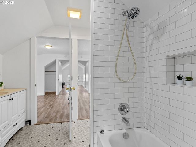 2433 N EMERSON St, Portland, OR 97217