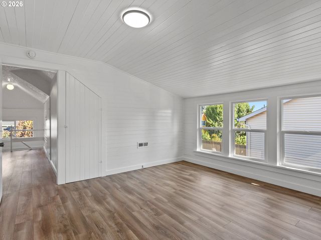2433 N EMERSON St, Portland, OR 97217
