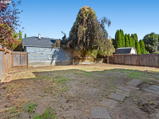 2433 N EMERSON St, Portland, OR 97217