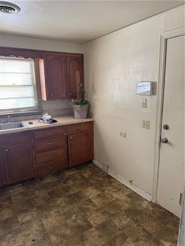 7204 Raytown Road, Raytown, MO 64133