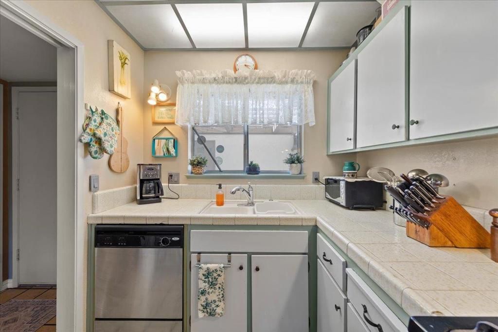 Image 5 of property listing at 10385 Mary Avenue, Cupertino, CA 95014