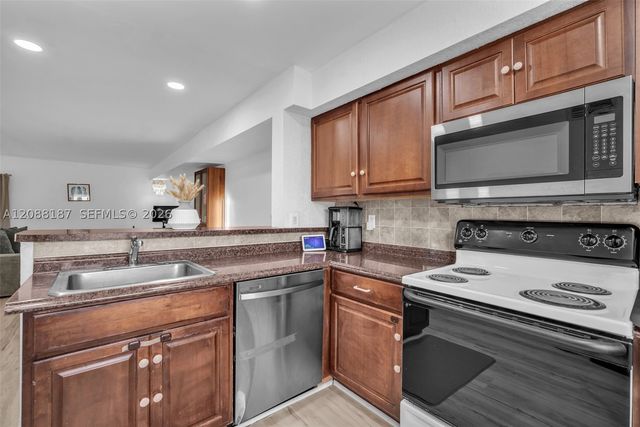 2771 NW 47th Ln 2905, Lauderdale Lakes, FL 33313
