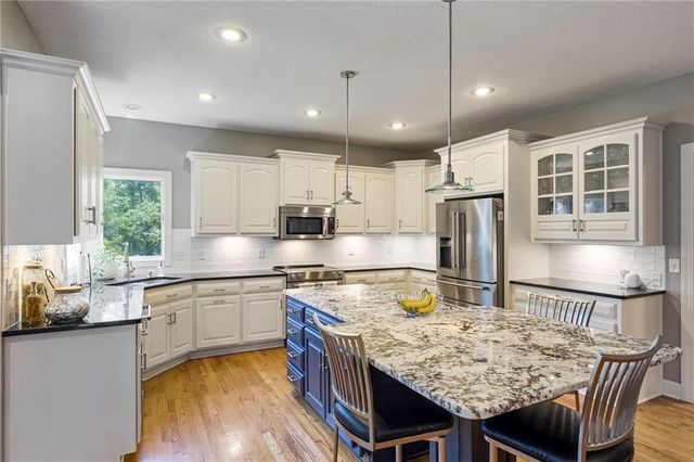6044 Brownridge Drive, Shawnee, KS 66218