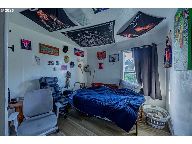 1860 MEADE St, North Bend, OR 97459