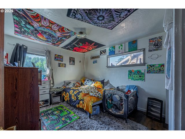 1860 MEADE St, North Bend, OR 97459