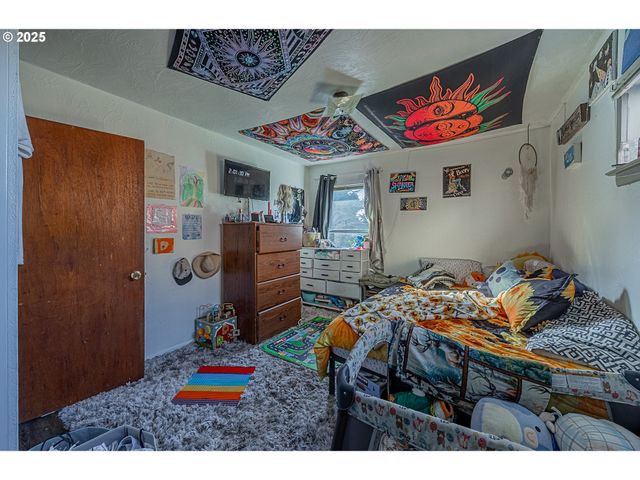 1860 MEADE St, North Bend, OR 97459