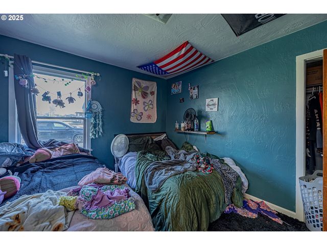 1860 MEADE St, North Bend, OR 97459