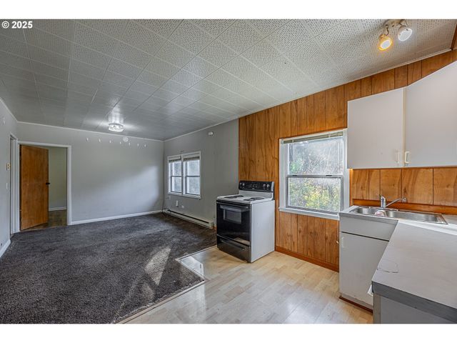 1860 MEADE St, North Bend, OR 97459