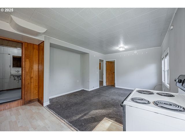 1860 MEADE St, North Bend, OR 97459