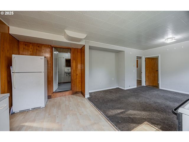 1860 MEADE St, North Bend, OR 97459