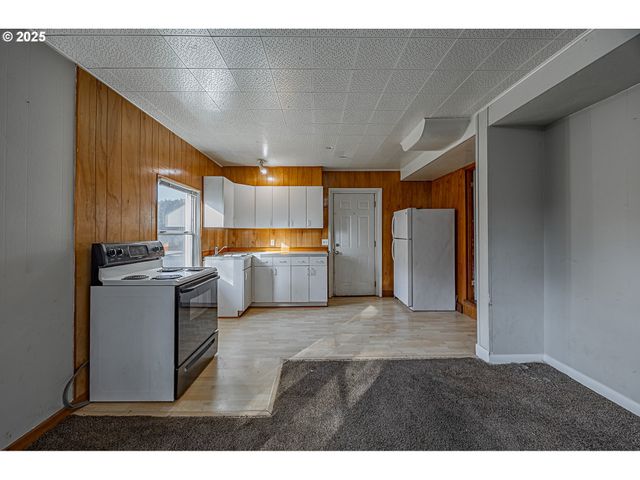 1860 MEADE St, North Bend, OR 97459