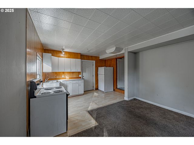 1860 MEADE St, North Bend, OR 97459