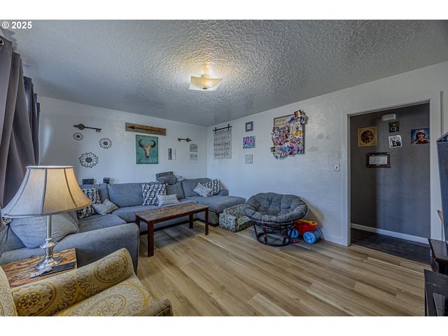 1860 MEADE St, North Bend, OR 97459