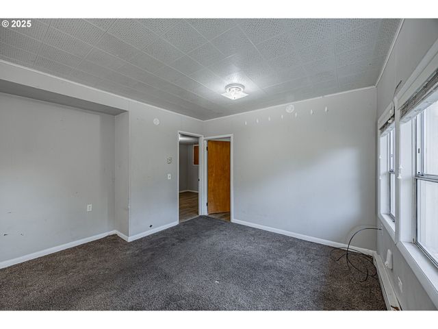 1860 MEADE St, North Bend, OR 97459