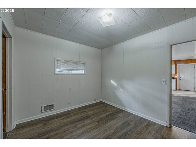 1860 MEADE St, North Bend, OR 97459