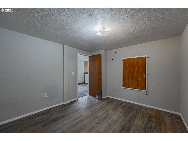 1860 MEADE St, North Bend, OR 97459